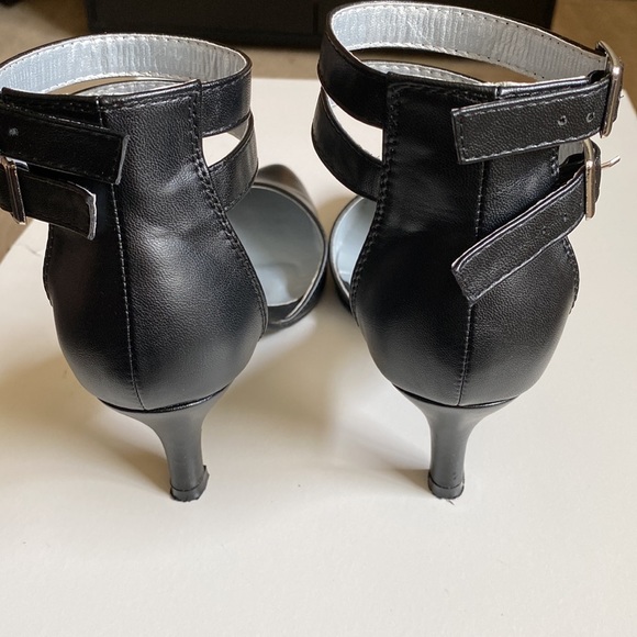 Classique woman 3inch black heels size 8W - Picture 3 of 4